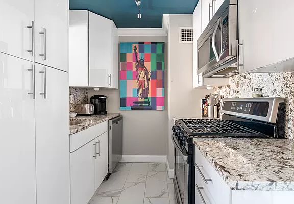 5th image of 301 E 79th St #F20