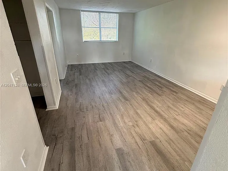 1220 NW 103rd Ln #413 — Photo 4