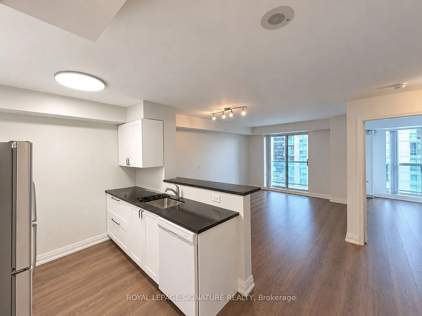 Princess Place Condominiums — Photo 2