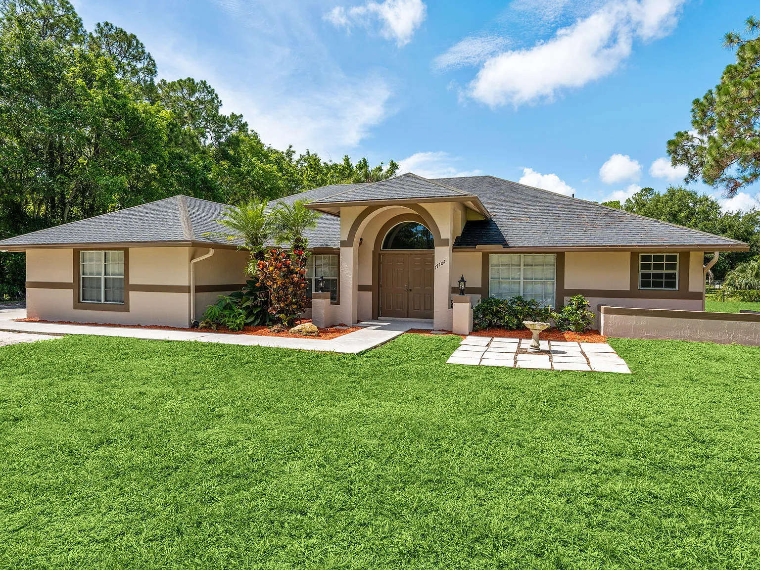 4 bed, 2.0 bath, 2256 sqft, $4,495 — Photo 3