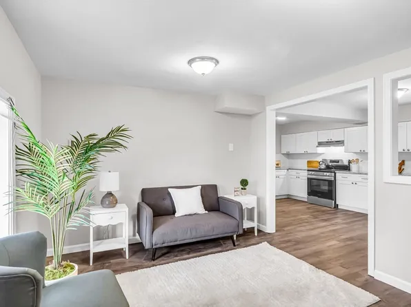 290-292 Cady St, Ludlow, MA 01056