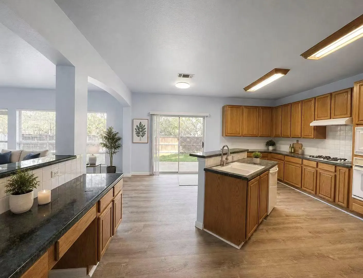 4 bed, 2.5 bath, 3295 sqft, $2,500 — Photo 4