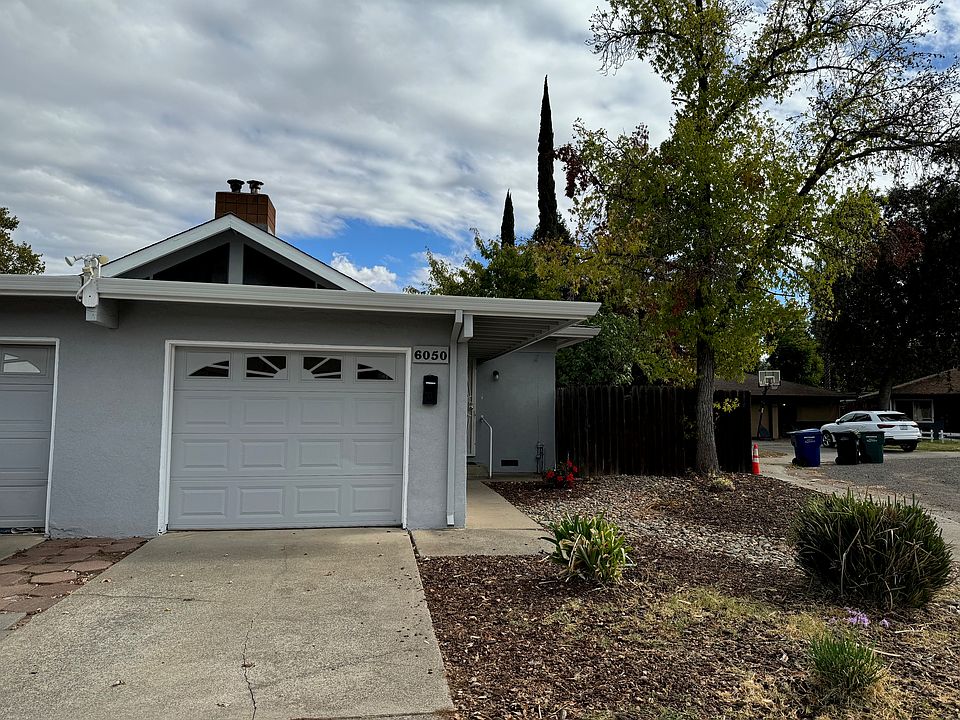 Corner lot on dead end street. Garage