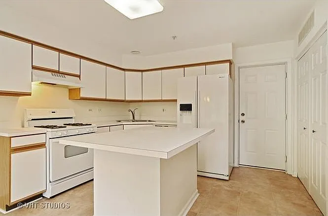 1139 Orleans Dr — Photo 5