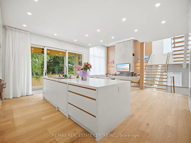 2450 Rebecca St — Photo 10