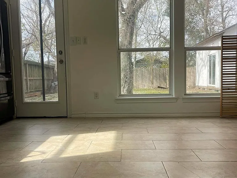 7916 Comal St — Photo 5