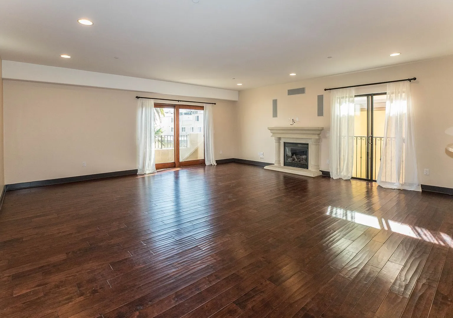 Spacious Front Facing West la 2bd + 2ba W/Balcony — Photo 2