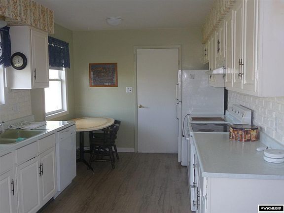 3rd image of 220 Cedar Cir