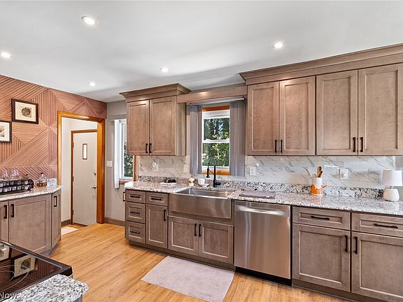 3rd image of 634 Parkview Ave