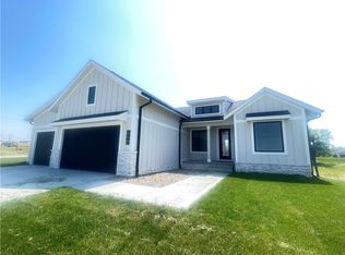 5035 152nd St, Urbandale, IA 50323