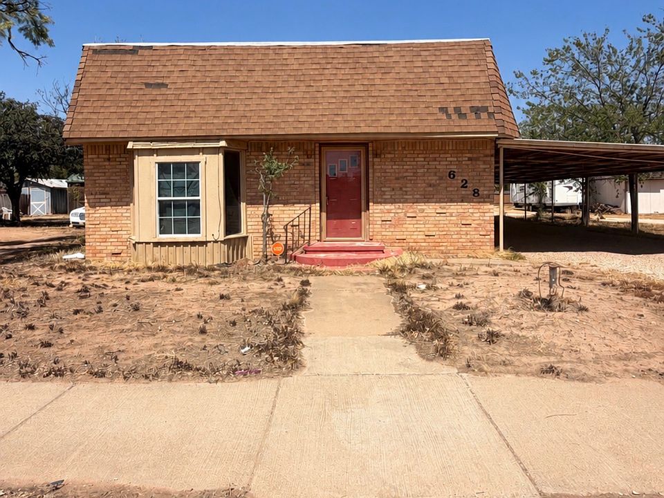1st image of 628 W Lake Dr