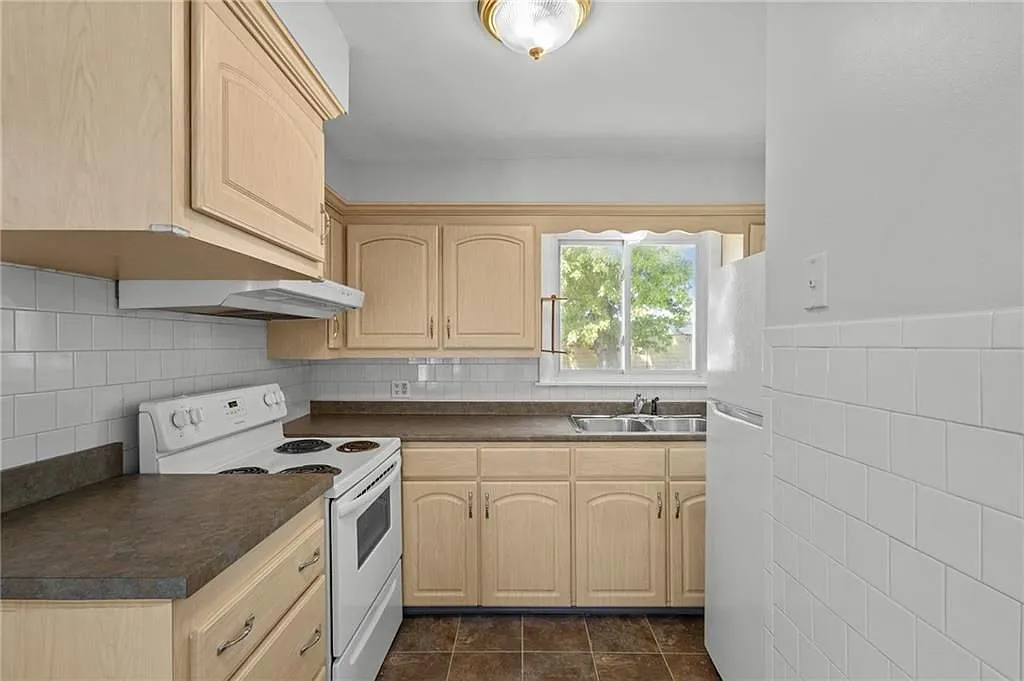 3 bed, 1.0 bath, 1141 sqft, $3,000 — Photo 4