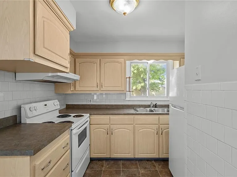 9 Gardner Ave — Photo 4