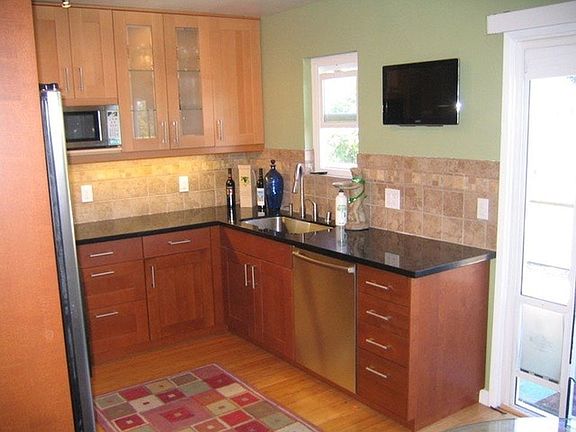 5th image of 376 E Washington Ave APT 3