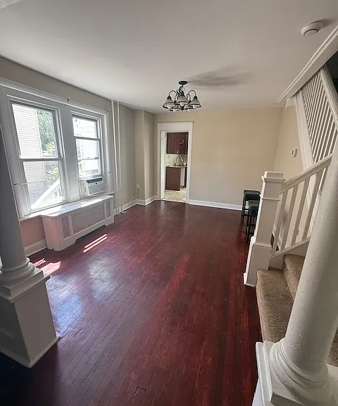 530 W Elm St — Photo 3