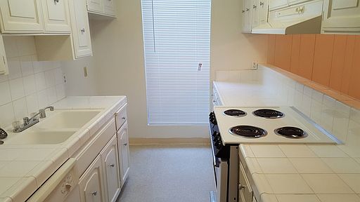 2nd image of 1181 E Ashlan Ave APT B