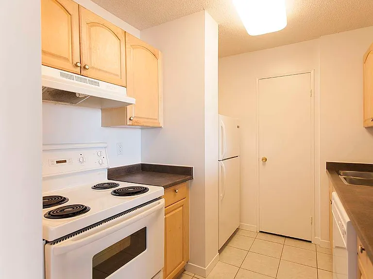200 Sandringham Cres — Photo 11