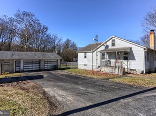 2 Lovers Ln, Pine Grove, PA 17963