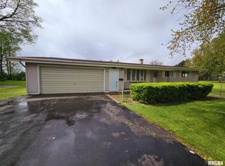 703 S Walnut St, Delavan, IL 61734