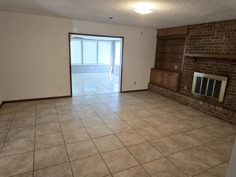 313 NW Parkwood Ln — Photo 8