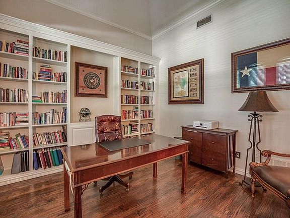 4th image of 818 Parkwood Ct