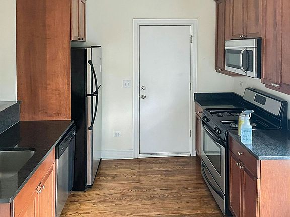 4th image of 3808-3 N Sheffield Ave #3W