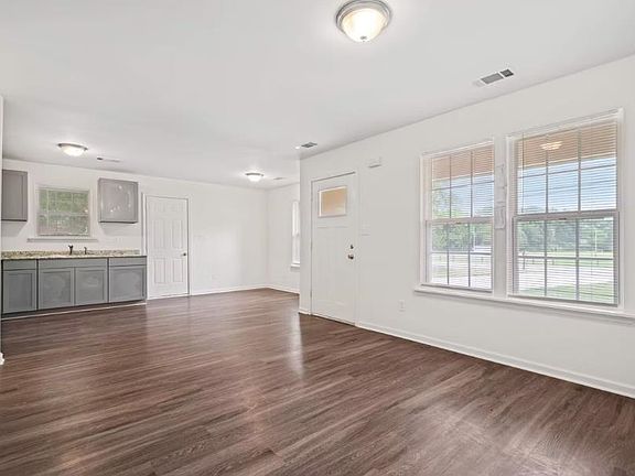 4th image of 5 E Byfield Dr