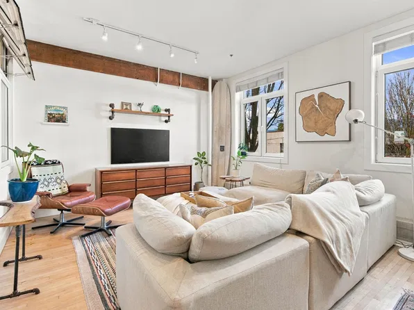 2556 Hastings St E #202, Vancouver, BC V5K 1Z3