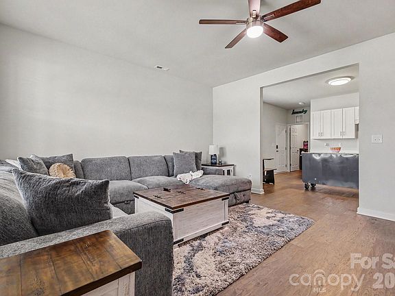 4th image of 2664 Meadow St