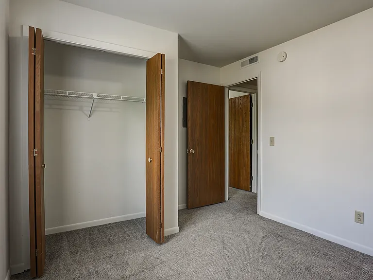 Woodfield & Arlington Apartments — Photo 10