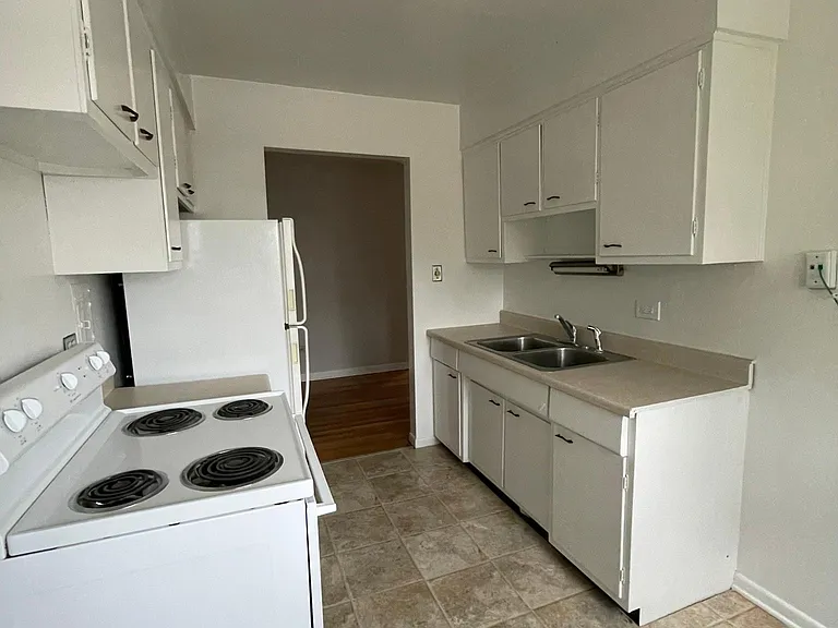 1116-22 Greenleaf Ave #2-G — Photo 16