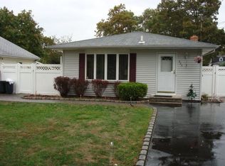 335 Mooney Pond Rd, Selden, NY 11784