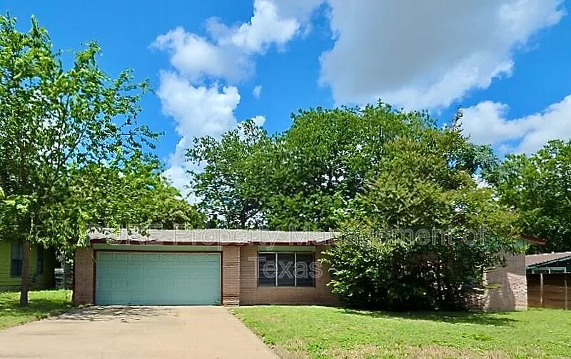 3 bed, 2.0 bath, 1129 sqft, $2,100 — Photo 1