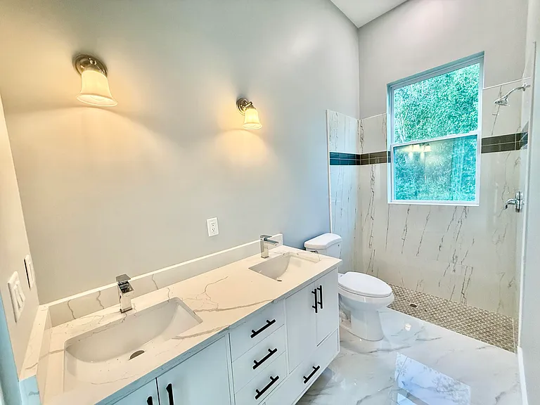 675 NE Moss Rose Pl — Photo 11