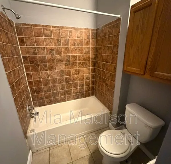 723 W 42nd St #B — Photo 9