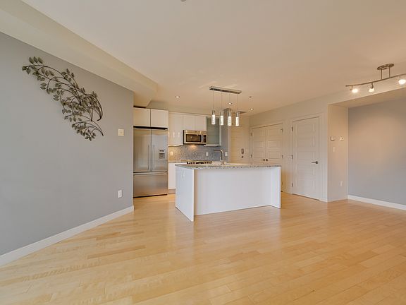 3rd image of 10388 105th St NW #806