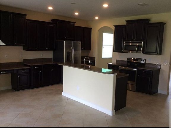3rd image of 1653 Thetford Cir