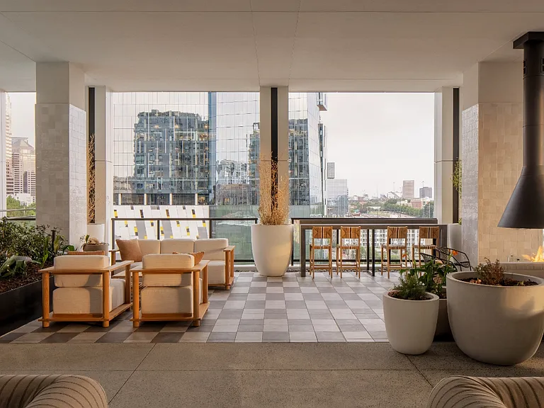 Emmi Midtown — Photo 42