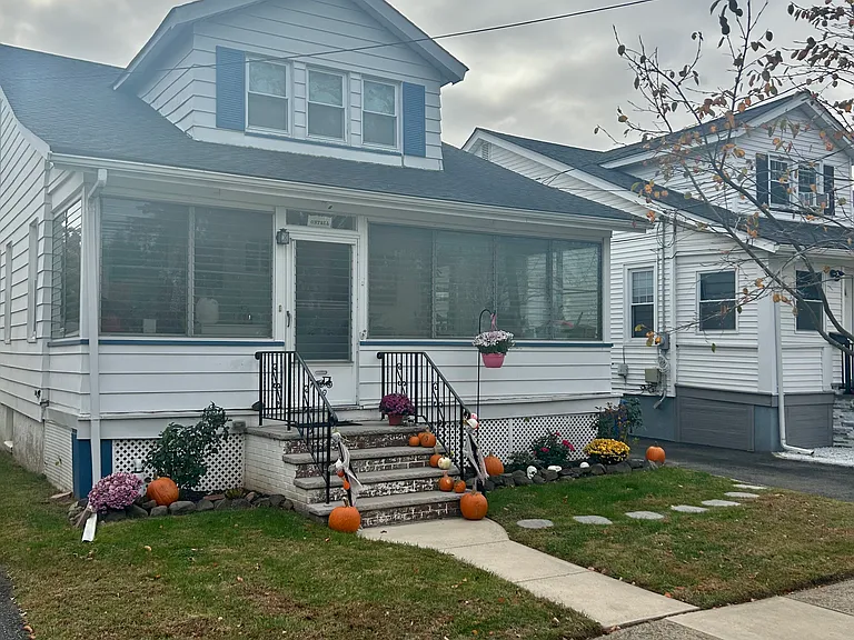 19 Rose Ave — Photo 2