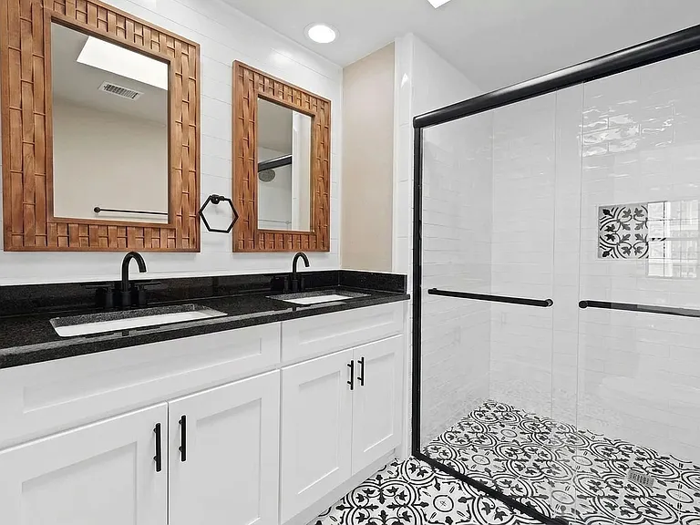 1023 Avenue B #1 — Photo 10