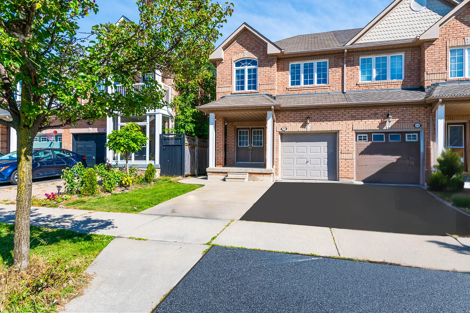 4698 Colombo Cres photo 1