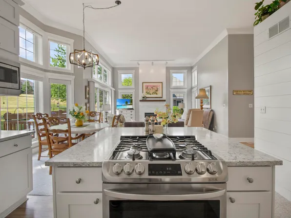 1636 Woodland Dr, Geneva, WI 53147