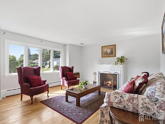 4th image of 36 Oakland Ave