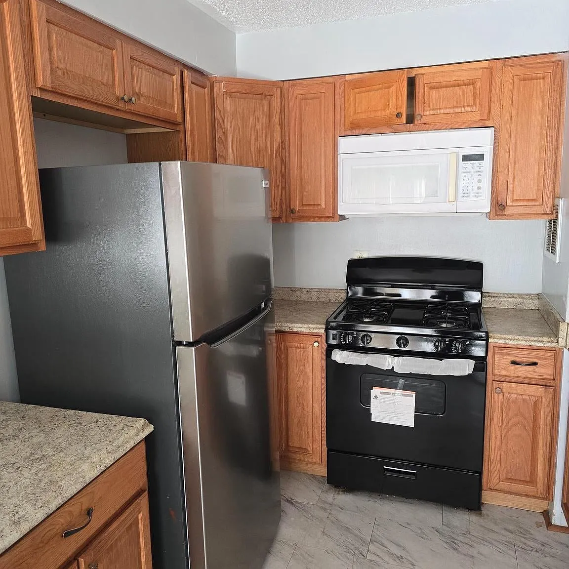 3 bed, 1099 sqft, $2,350 — Photo 4