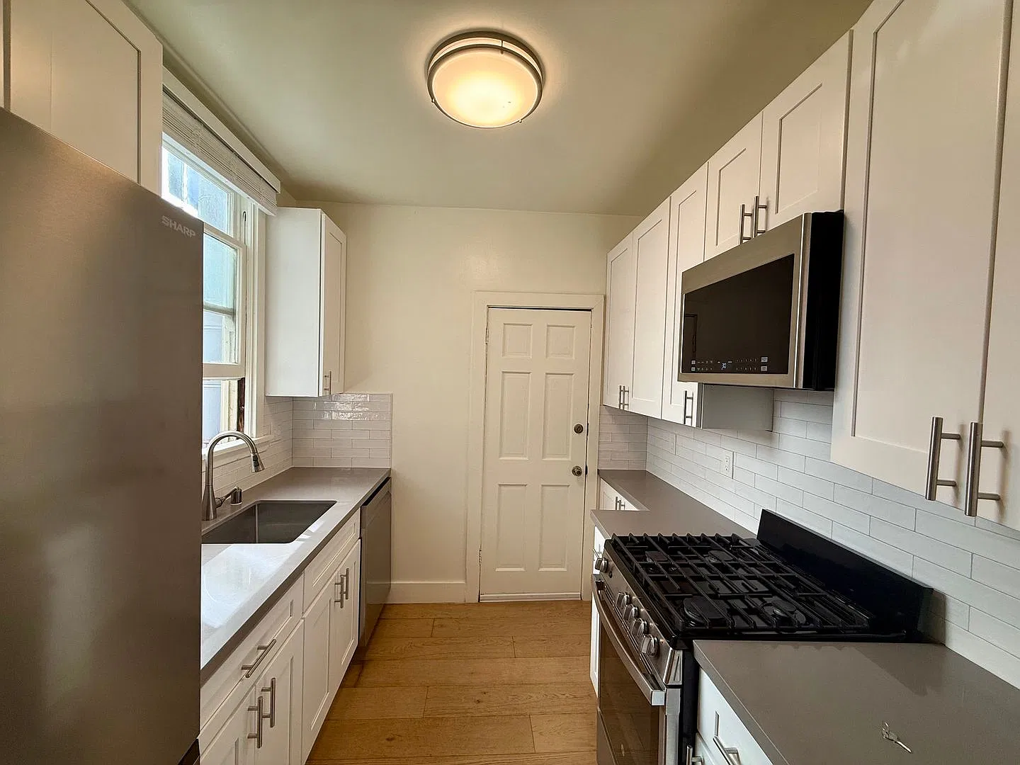 Renovated Nob Hill 1BR w/ In-Unit Laundry! — Photo 3