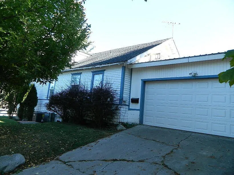 4 bed, 1300 sqft, $1,595 — Photo 2