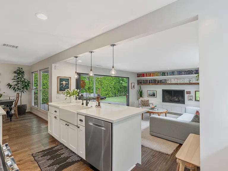 3216 Rosewood Ave — Photo 5
