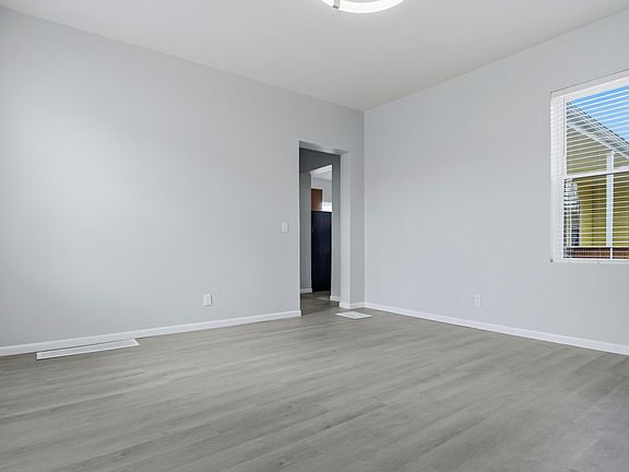 5th image of 329 Berry Ave