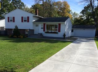 7696 Sharon Dr, Mentor On The Lake, OH 44060