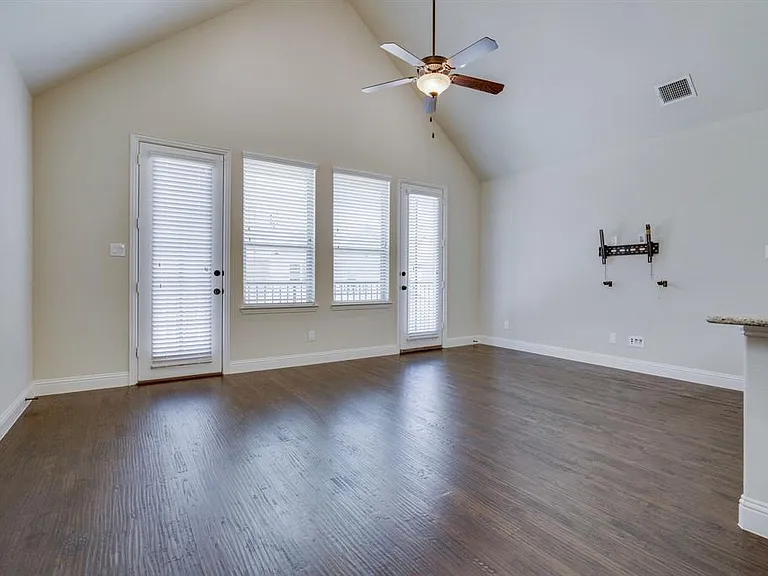 4221 Broadway Ave — Photo 16